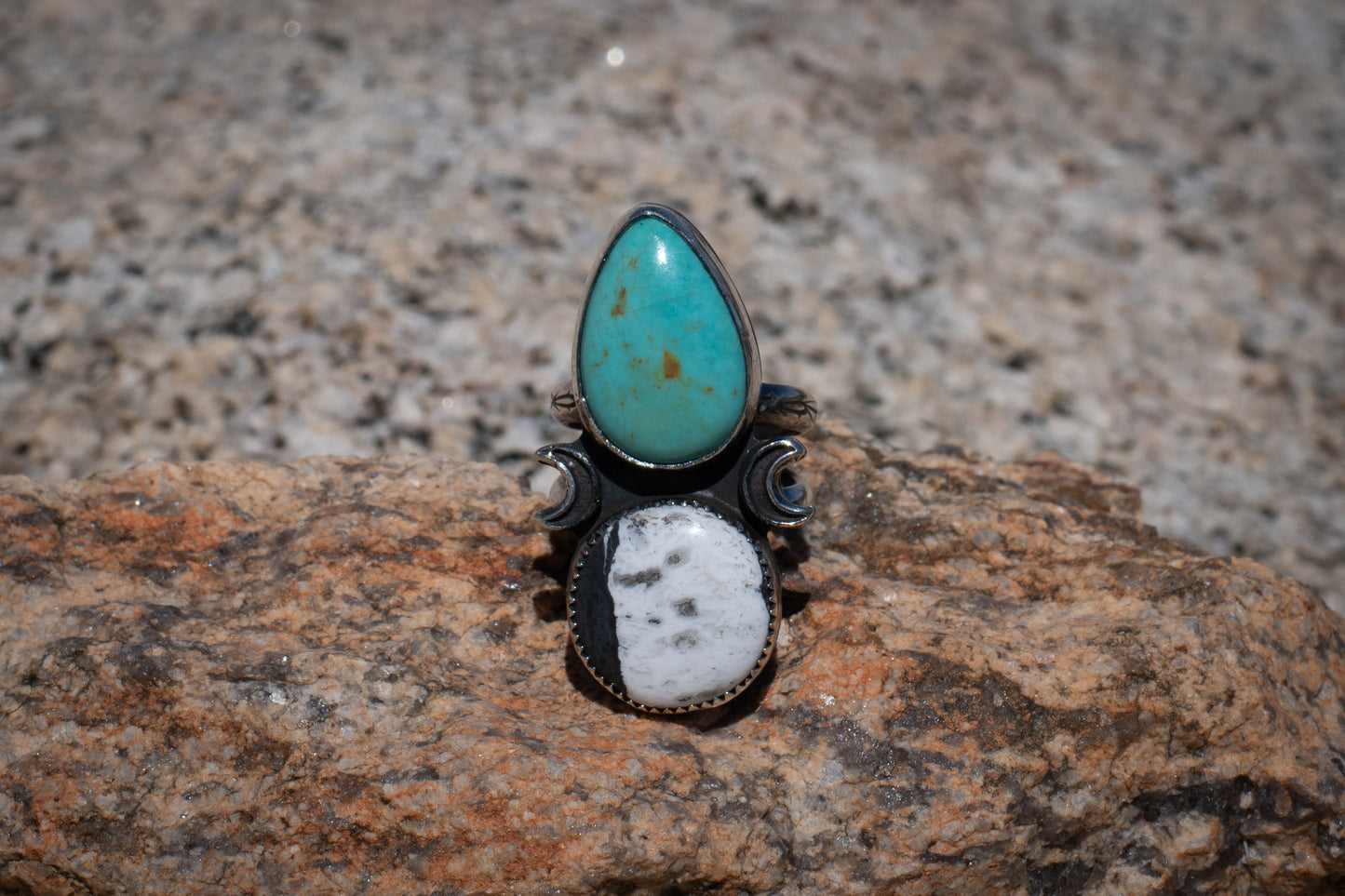 KINGMAN TURQUOISE + WHITE BUFFALO RING - 7