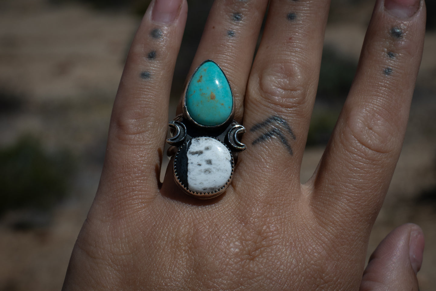 KINGMAN TURQUOISE + WHITE BUFFALO RING - 7