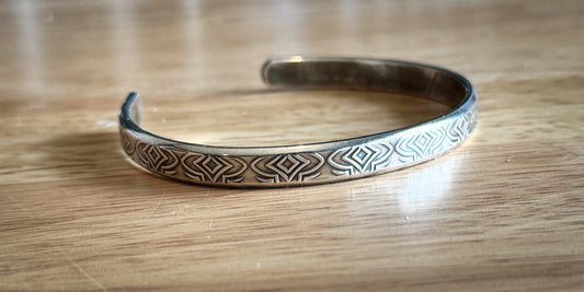 TEXTURED CUFF