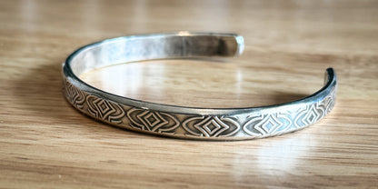 TEXTURED CUFF